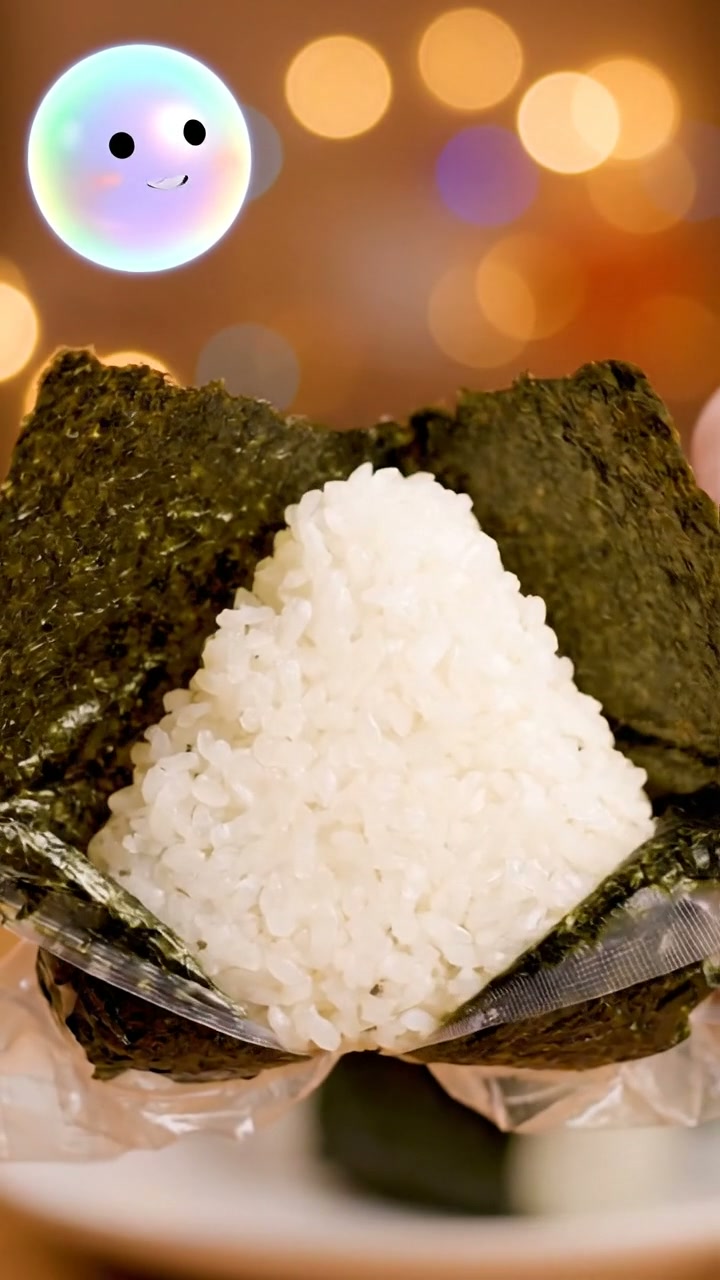 The art of unwrapping onigiri triangles
